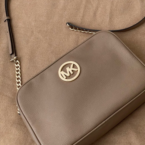 MICHAEL KORS FULTON LG CROSSBODY BAG. Nude color. - Picture 4 of 11